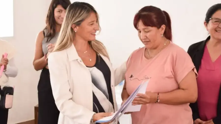 107073-regularizacion-dominial-50-familias-de-rosario-de-lerma-recibieron-las-escrituras-de-terrenos